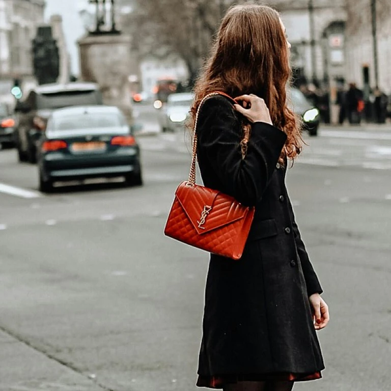 Le charme intemporel du petit sac a main noir