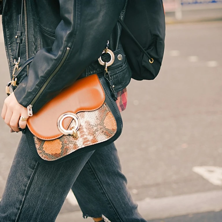 L'élégance intemporelle du sac en cuir noir pour femme