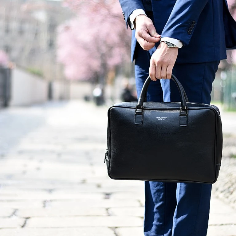 L'élégance intemporelle du sac noir à bandoulière